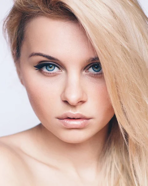 Headshot Dospívající Dívka Blond Vlasy Modré Oči Hladké Čerstvé Čisté — Stock fotografie