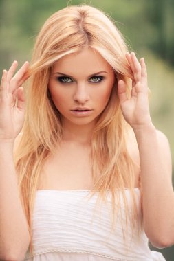 Güzel kız portre bulanık arka plan üzerinde kapat 