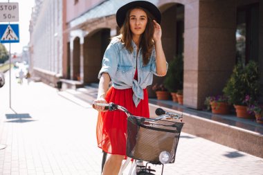 Bisiklet portre sokakta kadınla