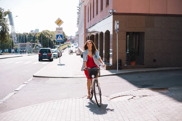 Frau Mit Fahrrad Porträt Auf Der Straße — Stockfoto