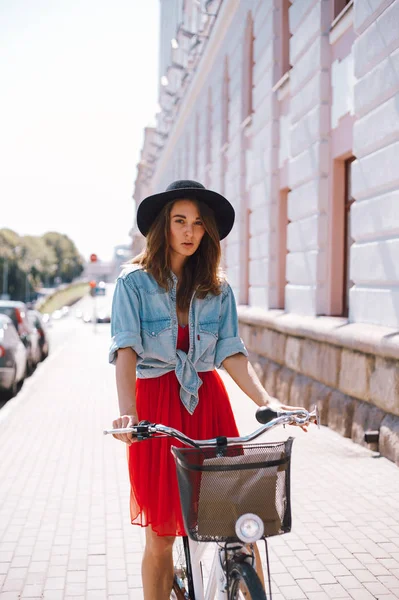 Frau Mit Fahrrad Porträt Auf Der Straße — Stockfoto