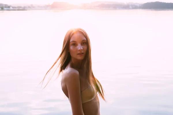 해변의 소녀 사진. 미용 모델. 여성의 아름다움. 여름 방학. — 스톡 사진