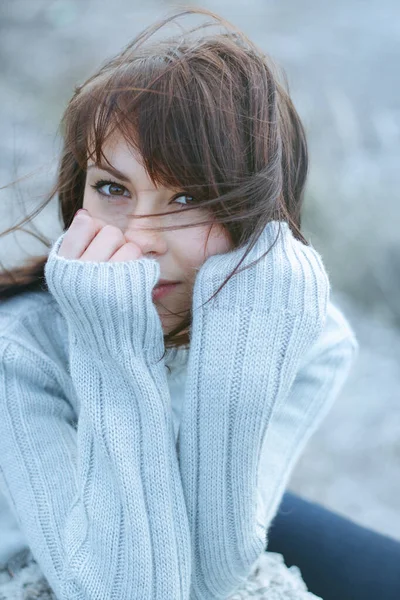 Zimní portrét dívky ve svetru. Zblízka žena zmrazení venkovní portrét . — Stock fotografie