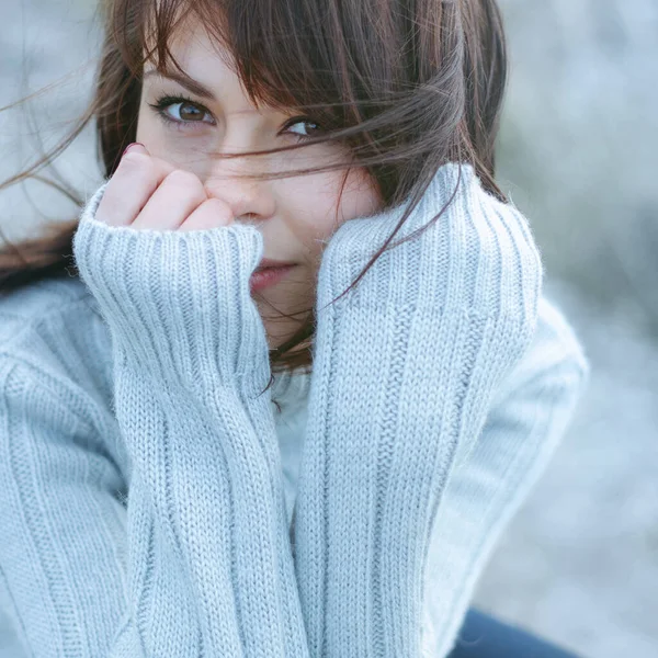 Зимний портрет девушки в свитере. Закрыть женщину заморозить открытый портрет  . — стоковое фото