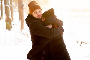 Beyaz arka planda kucaklaşan bir çift. Romantik bir ilişki. Çift kucaklaşması..