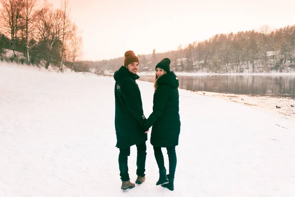 쩍 손을 잡고 커플입니다. 겨울, 맑은, 포레스트, 휴양, 레저, 의류. — 스톡 사진