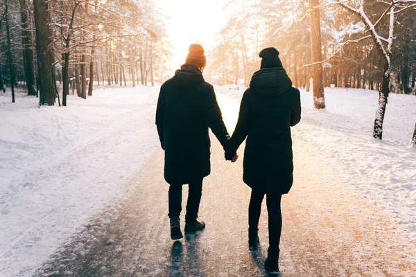 Paar hand in hand lopen weg. Winter, zonnige, Forrest, recreatie, Leisure, kleding. — Stockfoto