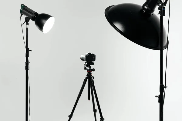 Estúdio de fotografia com equipamento de iluminação e câmera — Fotografia de Stock