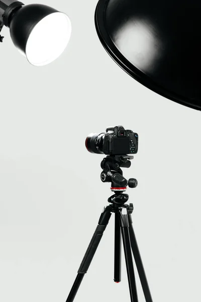 Φωτογραφική μηχανή με εξοπλισμό φωτισμού στο στούντιο — Φωτογραφία Αρχείου