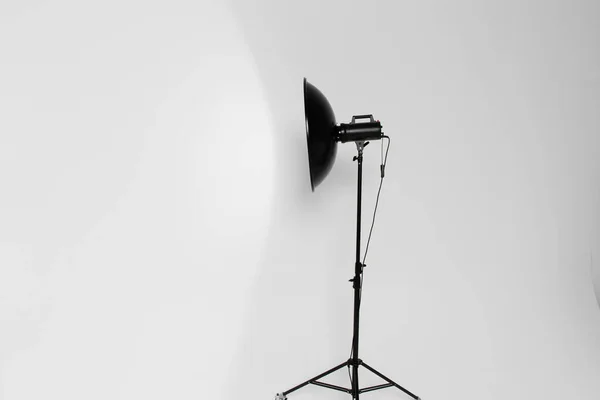 Beauty dish studio flash mounted on a flash unit on a lighting workshop, turned on modelling light — Stock Photo, Image