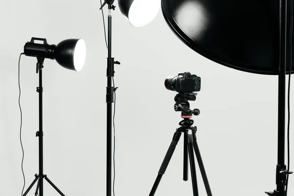 Caméra avec équipement d'éclairage en studio — Photo