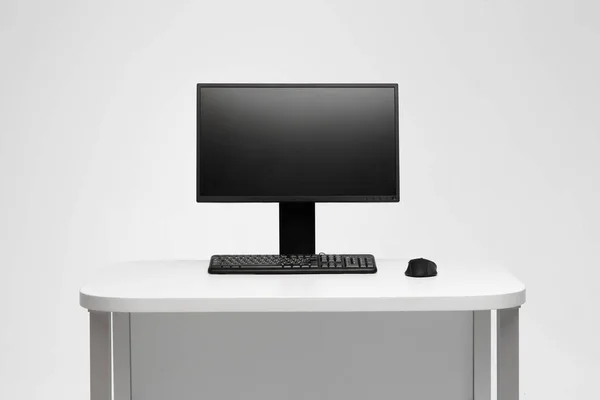 Computador PC na mesa. Lugar do desenhador. Um grande monitor a depor . — Fotografia de Stock