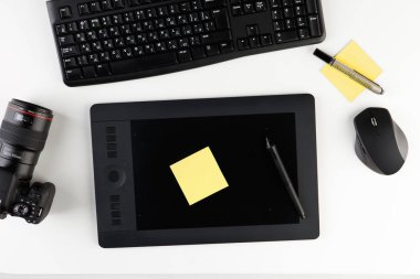 Bilgisayar, kamera ve tablet masaya. Fotoğraf rötuşlama araçlı masaüstü bilgisayarı. Modern yaratıcı fotoğrafçı ya da tasarımcı çalışma alanı geçmişi. Üst görünüm