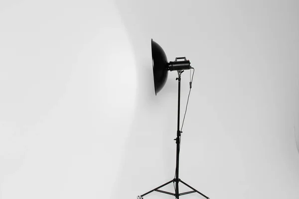 Beauty dish studio flash namontované na flash jednotce na osvětlovací dílně, zapnuté na modelovací světlo — Stock fotografie