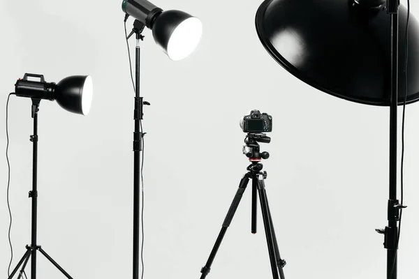 Câmera com equipamento de iluminação em estúdio — Fotografia de Stock