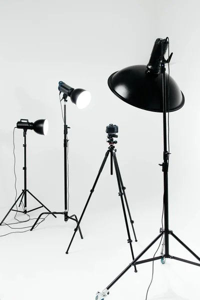 Câmera com equipamento de iluminação em estúdio — Fotografia de Stock