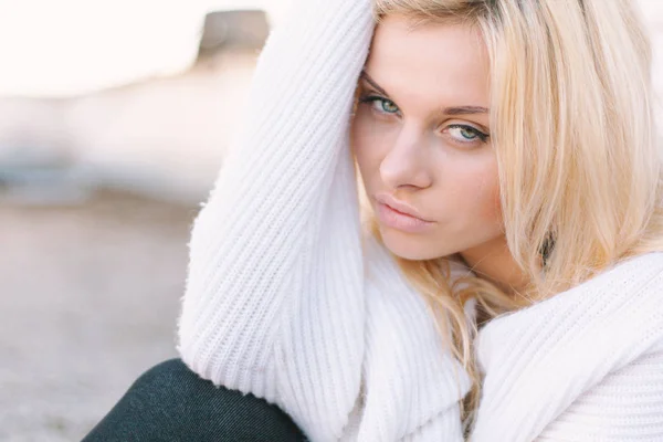 Girl in sweater close-up portrait outdoor. Warm fall. — 스톡 사진