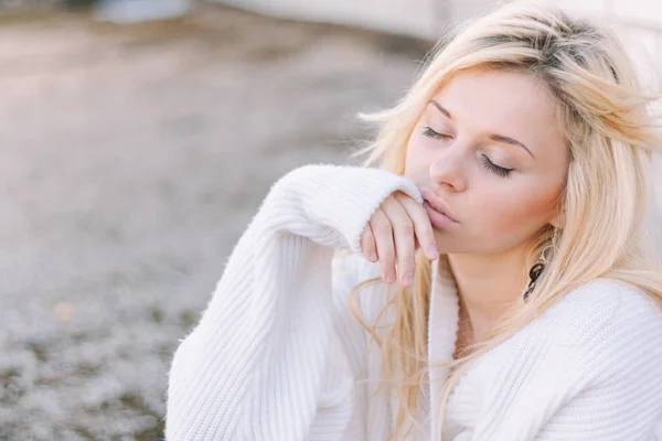 Mädchen im Pullover Nahaufnahme Porträt im Freien. warmer Herbst. — Stockfoto