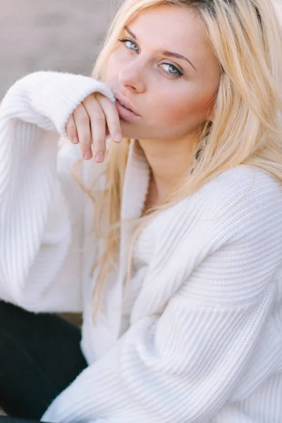 Ragazza in maglione ritratto close-up all'aperto. Caldo caduta . — Foto Stock