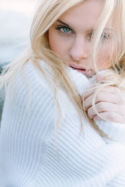 Girl in sweater close-up portrait outdoor. Warm fall. — 스톡 사진