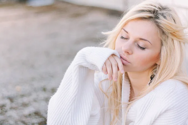 Girl in sweater close-up portrait outdoor. Warm fall. — Stock Photo, Image