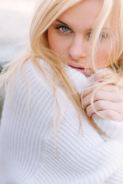 Lány pulóverben közelkép portré a szabadban. Meleg esés. — Stock Fotó
