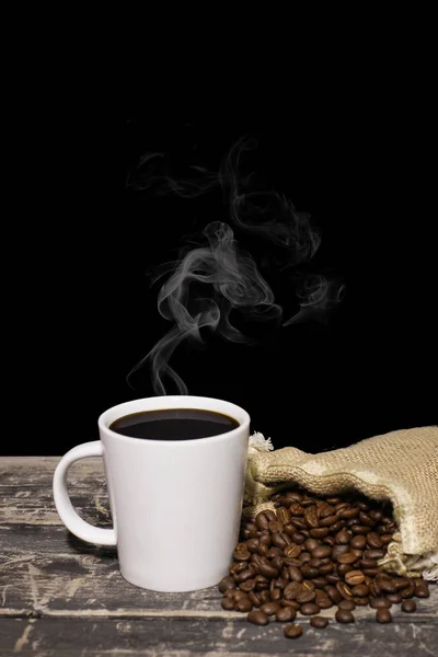 Горячий Кофе Черный Кофе Кофейными Зёрнами — стоковое фото