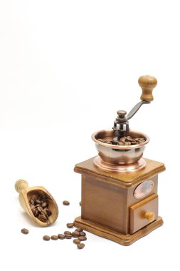 Taze kahve çekirdekleri ile kahve değirmeni