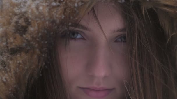 Sneeuw Het Meisje Glimlacht Kijkt Naar Camera Slow Motion — Stockvideo