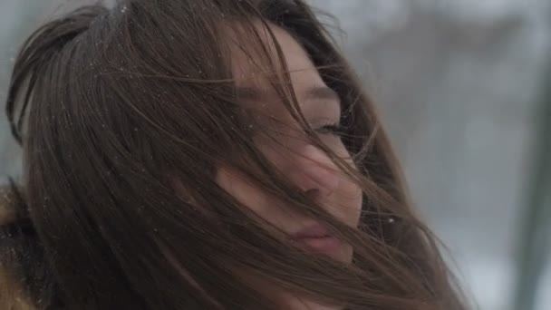 Лишний Крупный План Лице Девушки Падает Волосы Снег Закрывает Глаза — стоковое видео