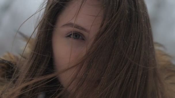 Extra Detail Dívka Zimě Sníh Padá Její Tvář Zpomalený Pohyb — Stock video