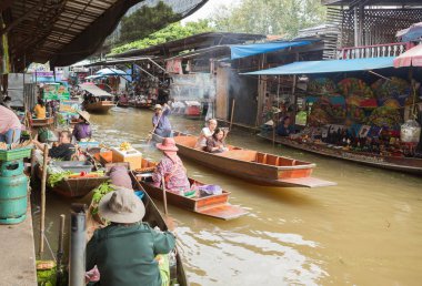 Damnoen saduak yüzen çarşı