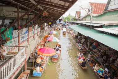 Damnoen saduak yüzen çarşı