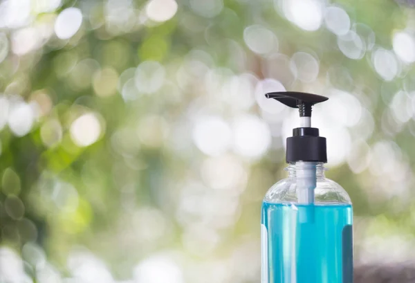 Alkol jeli arka planda bulanık.