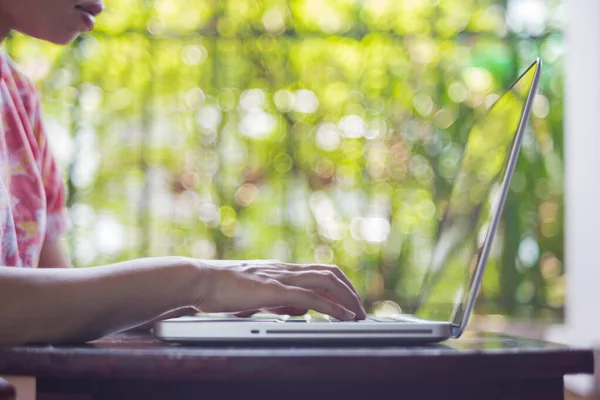 Bir kadın evden çalışıyor..