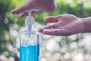 El temizliği ile alkol jeli.