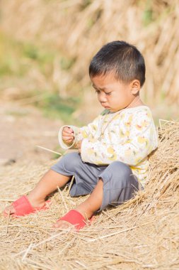 Bir çocuk pipetin üzerinde oturuyor..