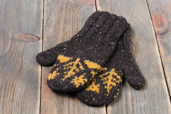 Brown mittens ördü. El yapımı. Önden Görünüm.