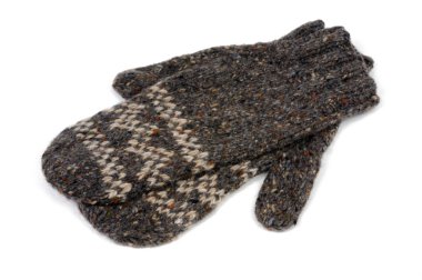 Gri beyaz bir arka plan mittens ördü. Yukarıdan görüntülemek.