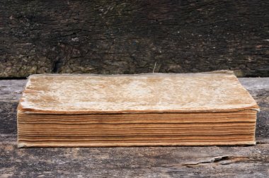 Bir eski püskü kitap. Önden Görünüm.