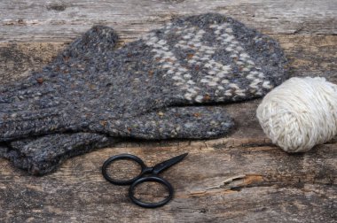 Gri mittens el yapımı, makas ve hank beyaz iplik örme. Önden Görünüm.