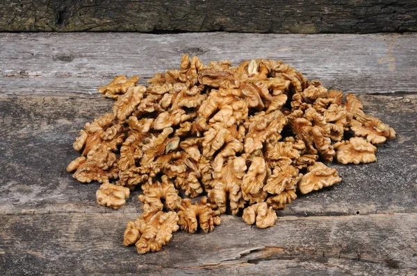 Ceviz ahşap bir arka plan üzerinde dağınık vardır. Önden Görünüm.