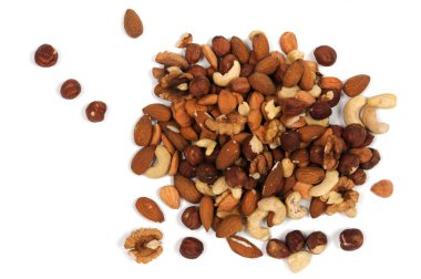 Beyaz zemin üzerine fındık karışımı. Yukarıdan görüntülemek.