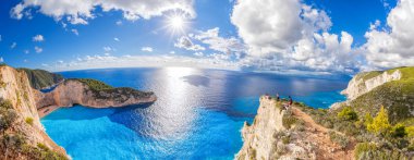 Zakynthos Adası Yunanistan'günbatımı karşı Batığı ile Navagio plaj