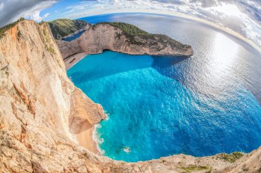 Zakynthos Adası Yunanistan'günbatımı karşı Batığı ile Navagio plaj
