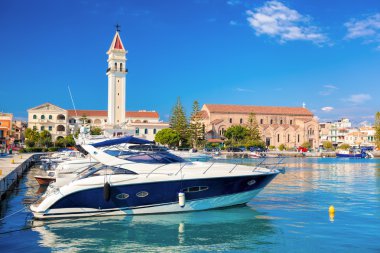 Marina teknelerle karşı kilise şehirde Zakynthos, Yunanistan