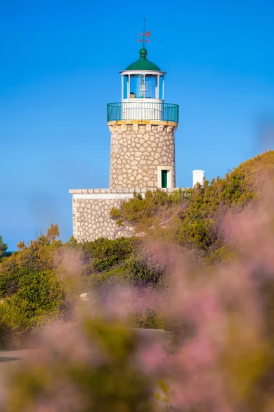 Latarnia morska malowniczego ogrodu przeciwko wyspy Kefalonia na wyspie Zakynthos, Grecja — Zdjęcie stockowe