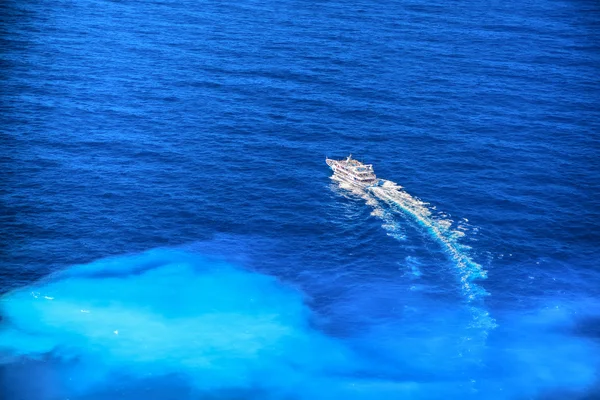 Velocidade barco no mar azul — Fotografia de Stock