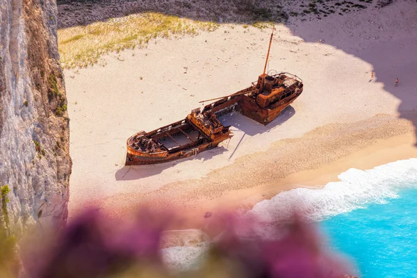 難破船とギリシャのザキントス島で花ナヴァイオ ・ ビーチ — ストック写真