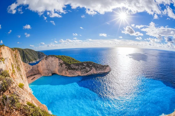 Navagio пляж з корабельної аварії проти захід сонця на Закінф в Греції — стокове фото